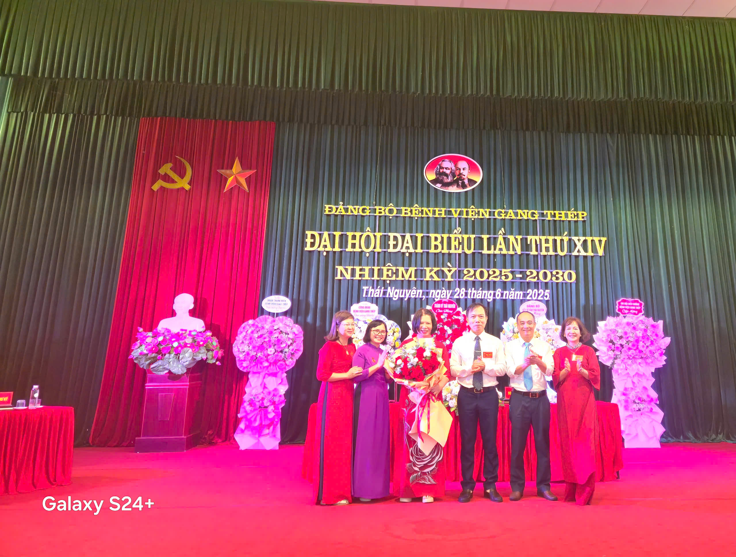 Đ/c Bí thư Đảng bộ khóa XIV nhiệm kỳ 2025-2030 tặng hoa và tri ân các đ/c không tham gia BCH khóa mới